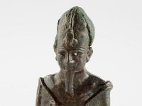 Aeg B 28   Aeg B 28, Gegend von Assuan, Spätzeit, Oberteil des Osiris, Bronze, H 9,8 cm, B 5,7 cm, T 3,4 cm